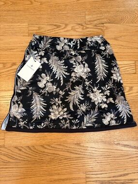 This Tuckernuck Sport Ojai Vines 16" Piped Golf Skirt Small Black/Tan
